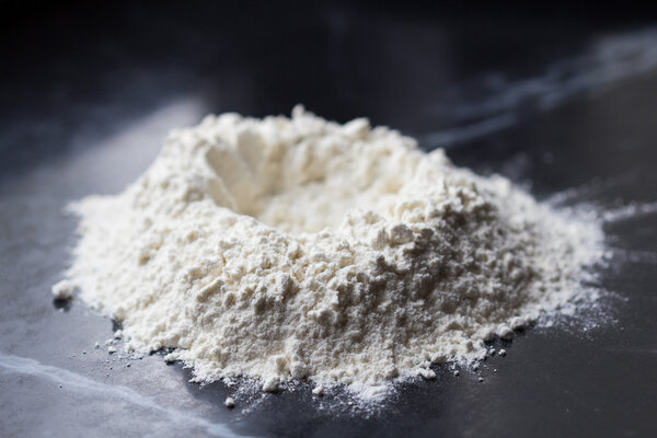 Куча муки с полостью для приготовления теста, итальянской пасты или пи
