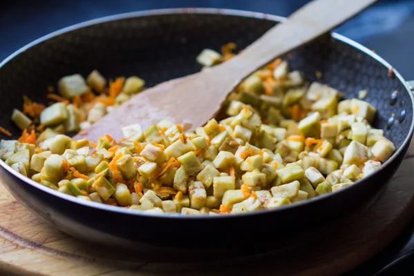 Verduras cortadas en cubos fritos en sartén — Foto de Stock