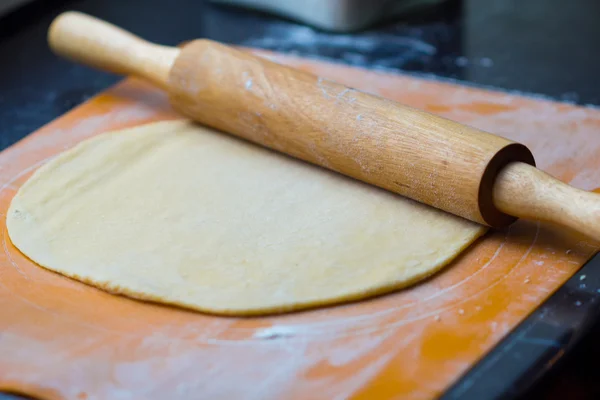 Pâte fine pour pâtes ou pizza sur table avec rouleau à pâtisserie — Photo