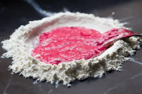 Farine de montagne avec approfondissement et oeuf, fabrication de pâtes maison — Photo