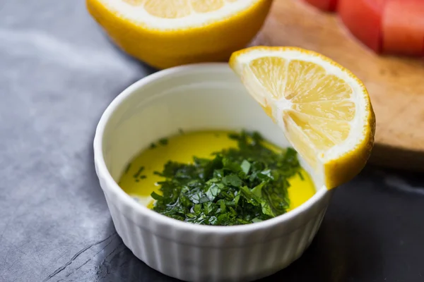 Zeytinyağı, limon suyu ve bitki maydanoz taze salata sosu — Stok fotoğraf