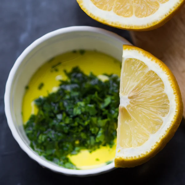 Molho de salada fresco de azeite, suco de limão e salsa de ervas — Fotografia de Stock