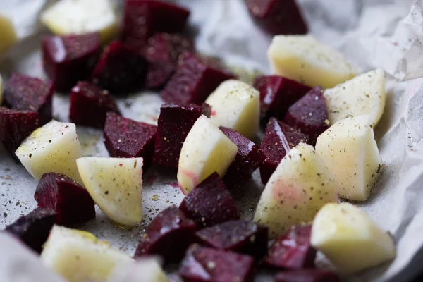 Barbabietole e patate tagliate a dadini e preparate per la cottura — Foto Stock