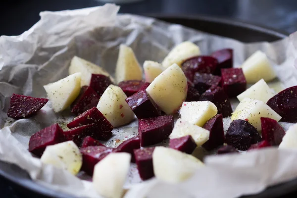 Barbabietole e patate tagliate a dadini e preparate per la cottura — Foto Stock