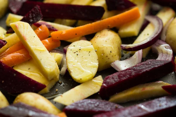 Raíces preparadas para hornear, zanahorias, patatas, remolachas, rábano —  Fotos de Stock