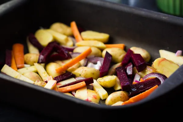 Raízes preparadas para assar, cenouras, batatas, beterraba, rabanete — Fotografia de Stock