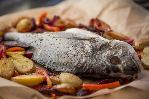 Gebakken hele vis dorada met gegrilde stoofpot van wortels — Stockfoto