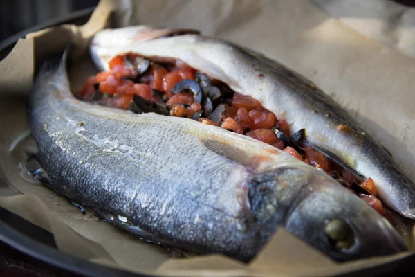 Koken smakelijke vis, zeebaars, vulling is gevuld met olijven, ca — Stockfoto