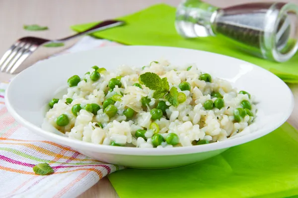 Risoto italiano com arroz, ervilhas verdes, hortelã e queijo — Fotografia de Stock