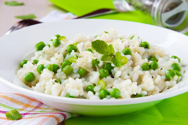 Italian risotto with rice, green peas, mint and cheese — Stock Photo, Image