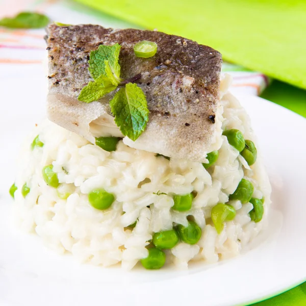 Italiaanse risotto met rijst, groene erwten, munt en witte vis — Stockfoto