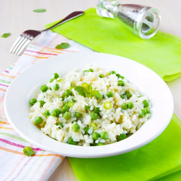 Italian risotto with rice, green peas, mint and cheese — Stock Photo, Image