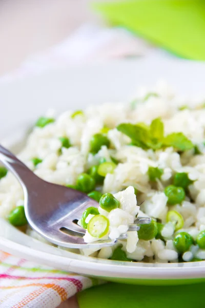 Italienisches Risotto mit Reis, grünen Erbsen, Minze und Käse — Stockfoto