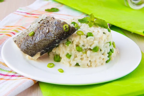 İtalyan risotto pirinç, yeşil bezelye, nane ve beyaz balık — Stok fotoğraf