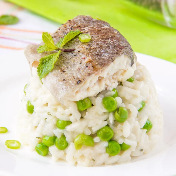 Італійський різотто з рису, зелений горошок, м'яти та білої риби — стокове фото