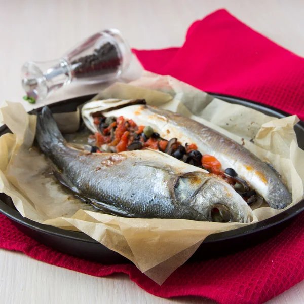 Gegrilde hele witte vis, zeebaars gevuld met zwarte olijven, ca — Stockfoto