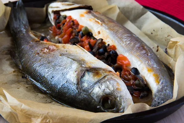 Gegrilde hele witte vis, zeebaars gevuld met zwarte olijven, ca — Stockfoto