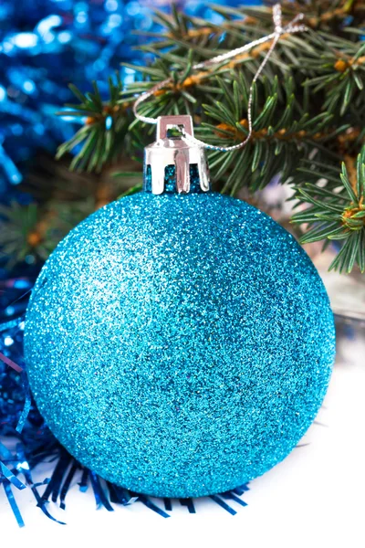 Leuchtend blaue Kugel wiegt am Weihnachtsbaum, isoliert auf weißem — Stockfoto