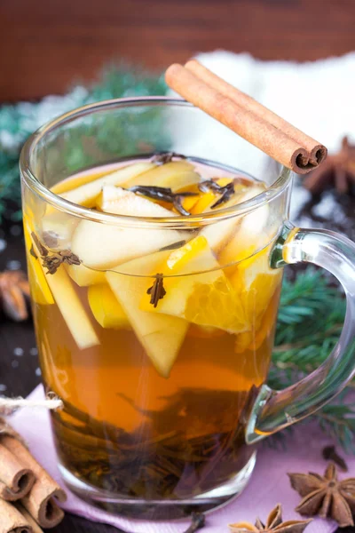 Té picante con manzana y naranja, canela, anís estrellado, Navidad —  Fotos de Stock