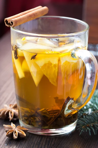 Palo de canela en la taza con té fragante —  Fotos de Stock