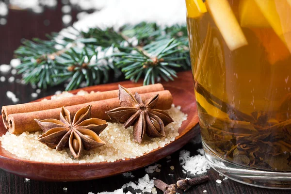 Kryddigt te med äpple och apelsin, kanel, stjärnanis, jul — Stockfoto