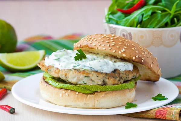 Hamburger di pollo fresco e delizioso in stile greco con zucchine — Foto Stock