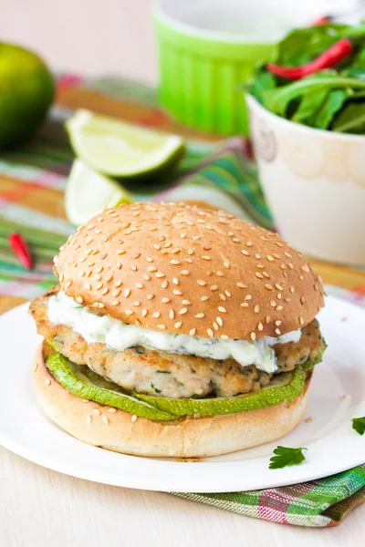 Frischer, köstlicher Chicken Burger im griechischen Stil mit Zucchini — Stockfoto