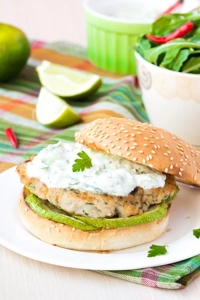 Hamburger di pollo fresco e delizioso in stile greco con zucchine — Foto Stock