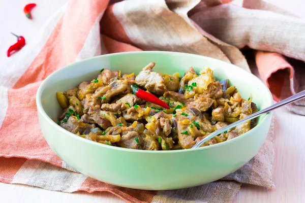 Ragoût de viande avec porc, bœuf, légumes, oignon, carotte et courgette — Photo