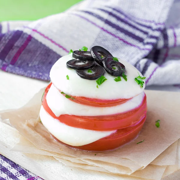 Ensalada Caprese italiana al horno con queso derretido y tomates — Foto de Stock