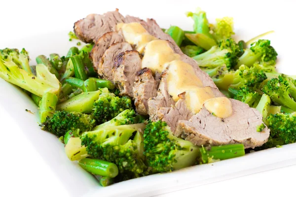 Filetto di maiale cotto a fette con verdure verdi, broccoli e — Foto Stock