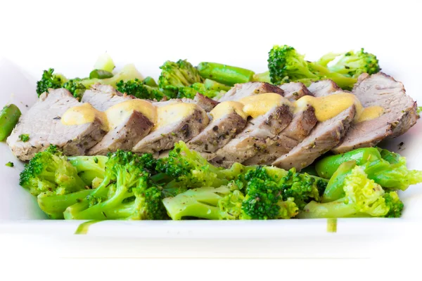 Filetto di maiale cotto a fette con verdure verdi, broccoli e — Foto Stock