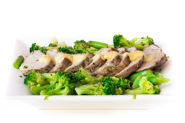 Pieczone, plasterki polędwicy wieprzowina z warzywami, brokuły i — Zdjęcie stockowe