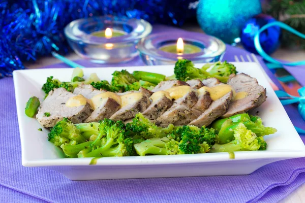 Pieczone, plasterki polędwicy wieprzowina z warzywami, brokuły i — Zdjęcie stockowe