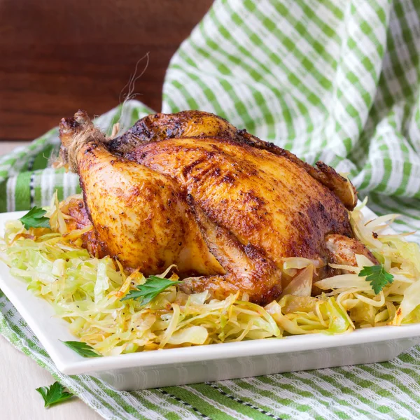 Roasted whole chicken with golden crust and garnish of stewed ca — Stock Photo, Image