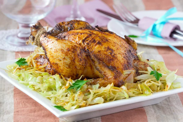 Roasted whole chicken with golden crust and garnish of stewed ca — Stock Photo, Image