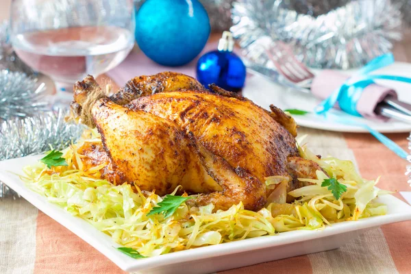 Roasted whole chicken with golden crust and garnish of stewed ca — Stock Photo, Image