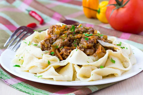 İtalyan makarna tagliatelle ve sebzeler, lezzetli et sosu ile — Stok fotoğraf