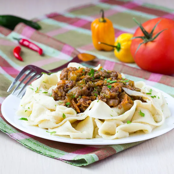 İtalyan makarna tagliatelle ve sebzeler, lezzetli et sosu ile — Stok fotoğraf