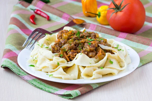 Tagliatelle di pasta italiana con sugo di carne e verdure, gustose — Foto Stock