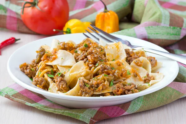 Italian pasta tagliatelle with meat sauce and vegetables, tasty — Stock Photo, Image