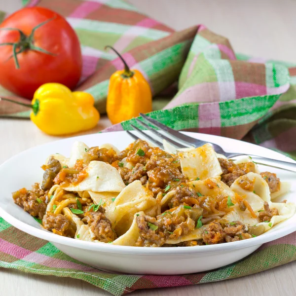 Włoski makaron tagliatelle z sosem mięso i warzywa, smaczny — Zdjęcie stockowe