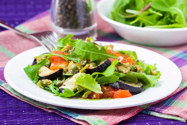 Salad with grilled vegetables, eggplant, tomatoes, lettuce and t — Stock Photo, Image