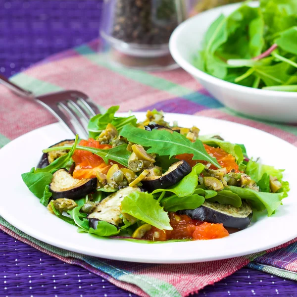 Salad with grilled vegetables, eggplant, tomatoes, lettuce and t — Stock Photo, Image