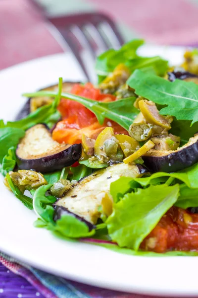 Salada com legumes grelhados, berinjela, tomate, alface e t — Fotografia de Stock