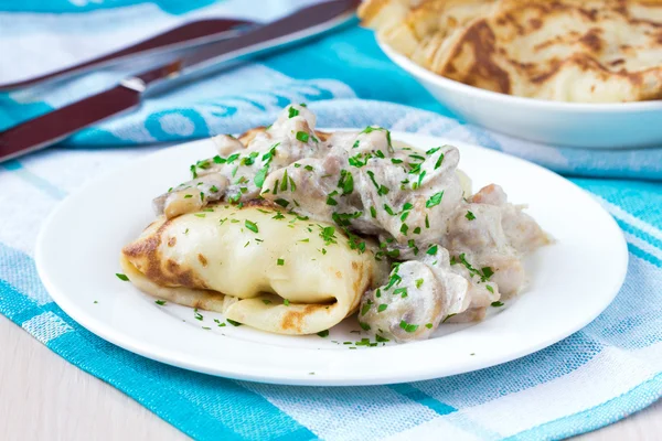 Russian pancakes with chicken and mushrooms champignon with whit — Stock Photo, Image