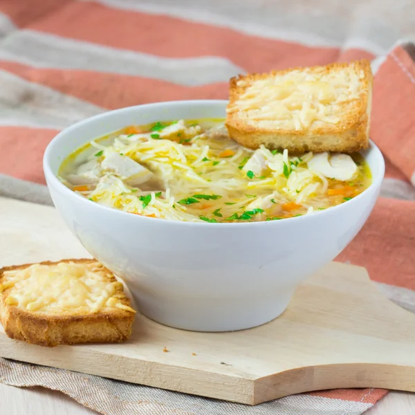 Sopa de frango com macarrão, cenoura e croutons de queijo — Fotografia de Stock