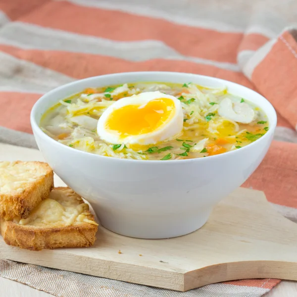 Sopa de pollo con fideos, zanahorias y croutons de queso — Foto de Stock