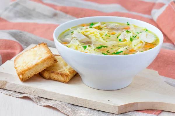 Kuřecí polévka s nudlemi, mrkví a sýrovými krutony — Stock fotografie