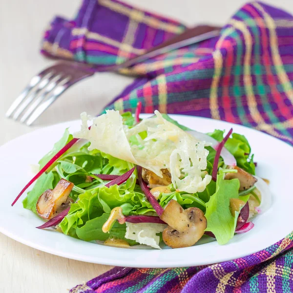 Salată proaspătă cu salată verde, ciuperci, sfeclă roșie și chipsuri de brânză — Fotografie, imagine de stoc